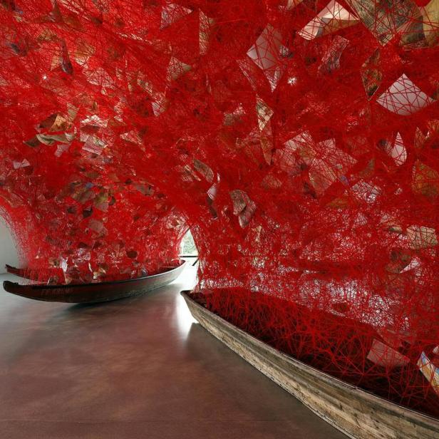 Chiharu Shiotas rotes Fadenzelt thematisiert die Donau