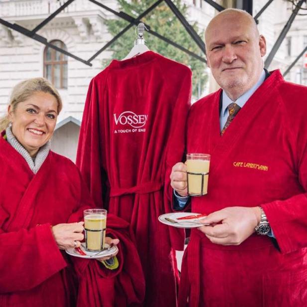 Berndt Querfeld und Sabine Pillinger-Kienzer vor dem Café Landtmann