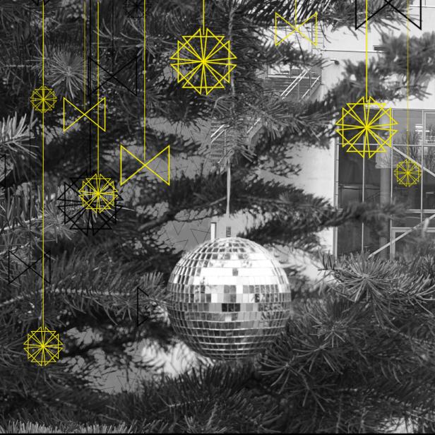 Ein Weihnachtsbaum ist mit einer Discokugel und geometrischen Formen geschmückt.
