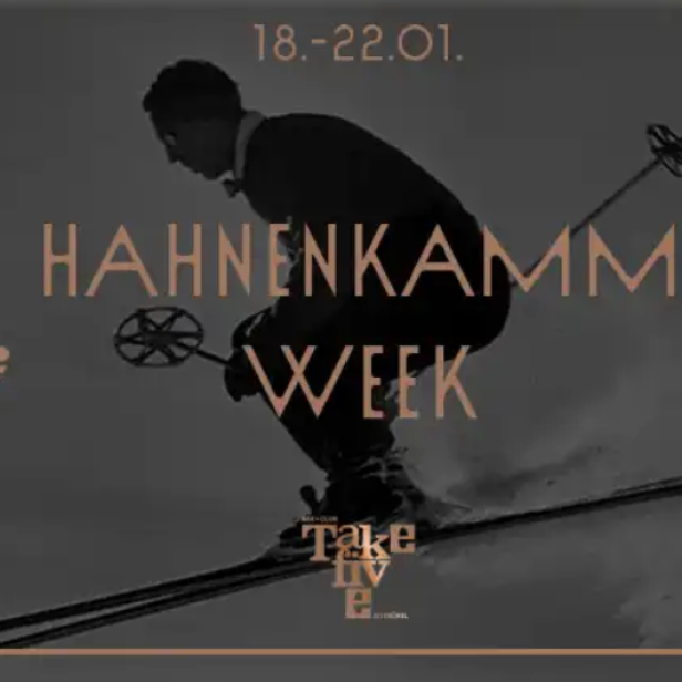 Ein Skifahrer vor dem Schriftzug „Hahnenkamm Week“.