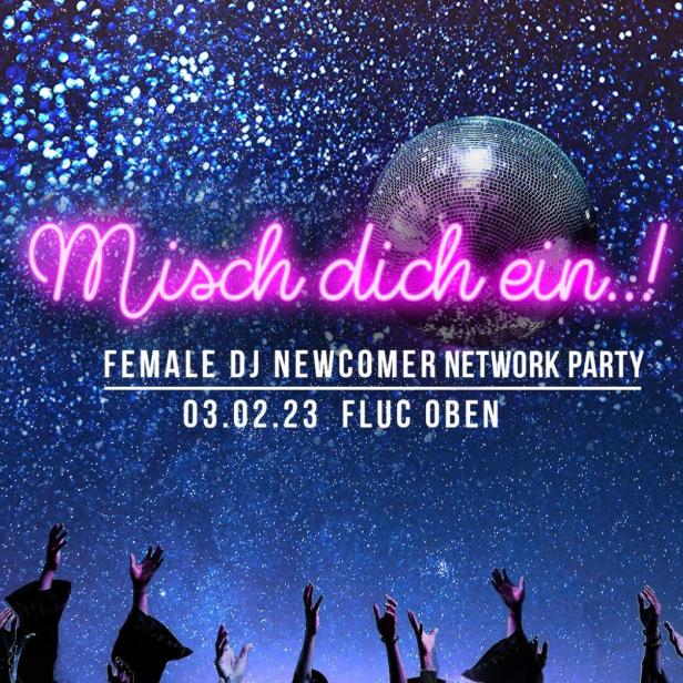 Eine Party für weibliche DJ-Newcomer mit Discokugeln und tanzenden Menschen.