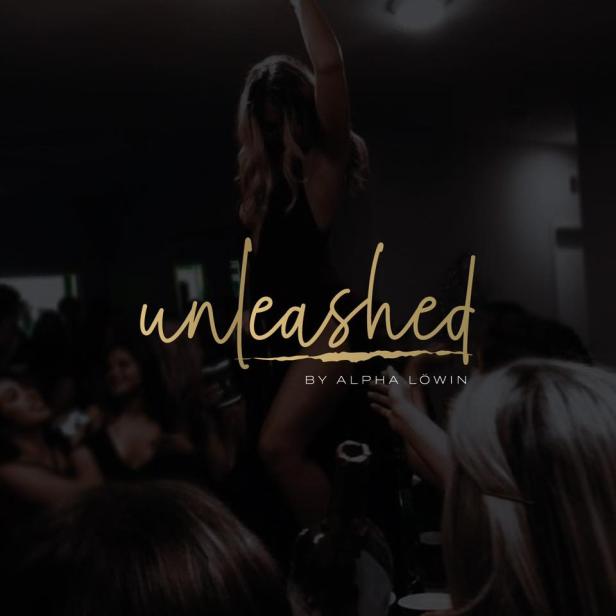 Eine Frau tanzt auf einer Party, im Vordergrund die Aufschrift „unleashed“.