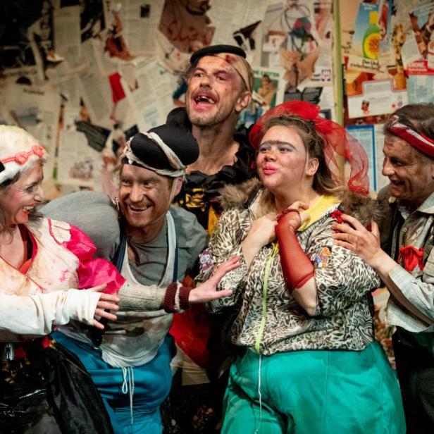 Eine Gruppe von Schauspielerinnen und Schauspielern in Kostümen auf einer Bühne.