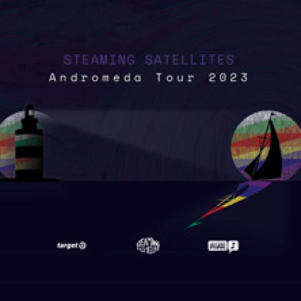 Das Werbeplakat für die „Andromeda Tour 2023“ der Steaming Satellites zeigt ein Segelboot und einen Leuchtturm.