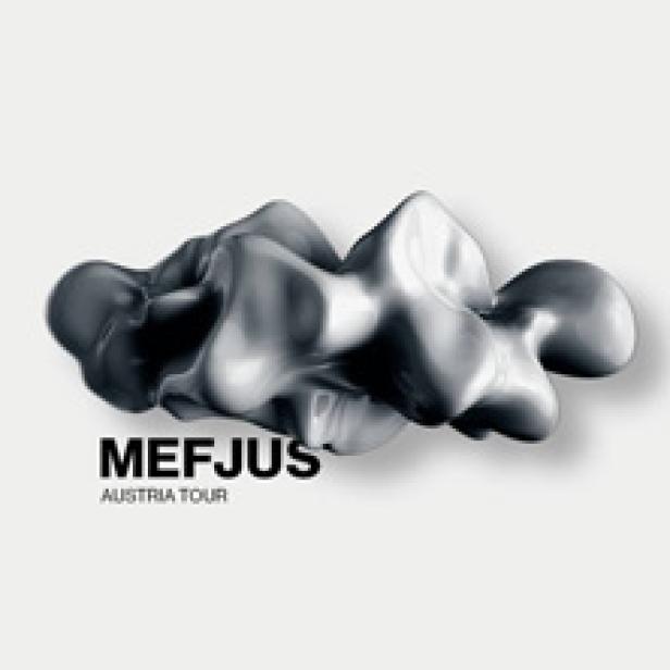 Ein silberner, abstrakter Klumpen mit dem Schriftzug MEFJUS AUSTRIA TOUR.