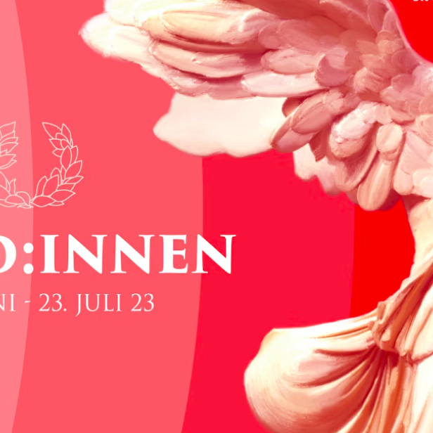 Das Plakat für die „Held:innen“-Ausstellung zeigt eine geflügelte Statue auf rotem Grund.