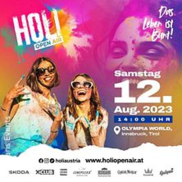 Zwei Frauen feiern auf dem Holi Open Air Festival am 12. August 2023 in Innsbruck.