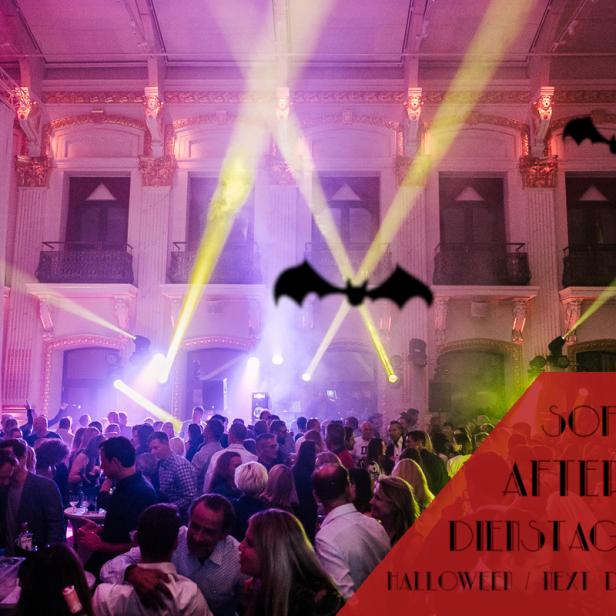 Eine After-Work-Party in den Sofiensälen mit Halloween-Dekoration und vielen Menschen.
