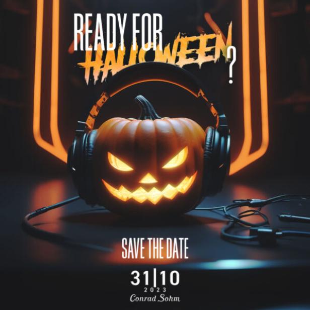 Ein Kürbis mit Kopfhörern, beleuchtet für Halloween am 31. Oktober 2023.