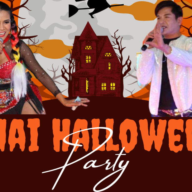 Zwei thailändische Sänger treten auf einer Halloween-Party vor einem Spukhaus auf.