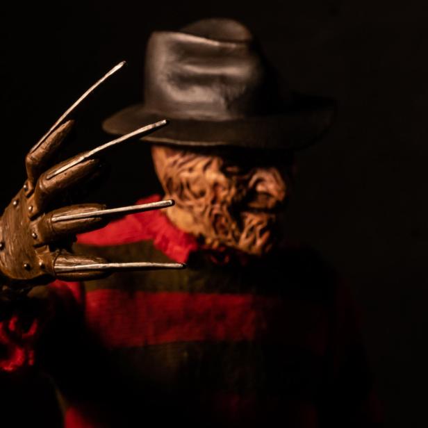 Freddy Krueger mit seinem Handschuh mit den Klingen.