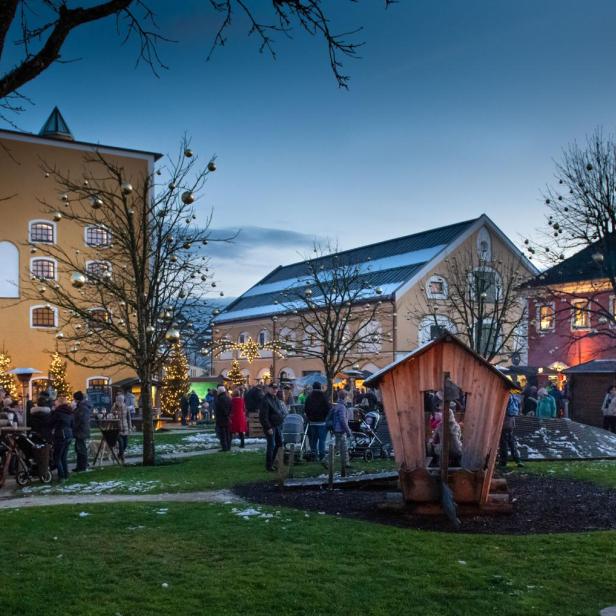 Ein belebter Weihnachtsmarkt vor historischen Gebäuden in Wildshut.