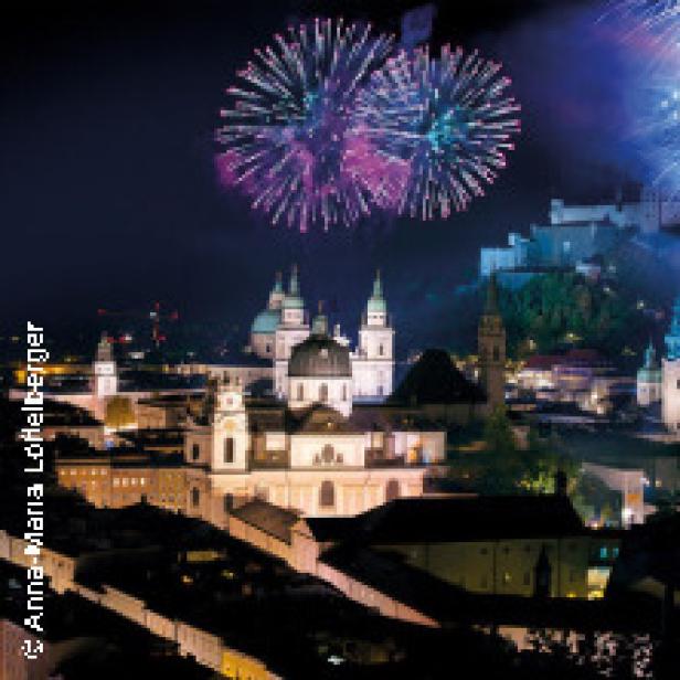 Feuerwerk über der Stadt Salzburg mit der Festung Hohensalzburg im Hintergrund.