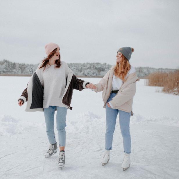 Zwei Frauen mit Eislaufschuhen.