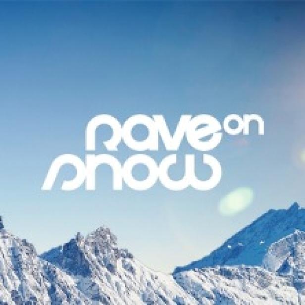 Das Logo für „Rave on Snow“ vor einer verschneiten Berglandschaft.