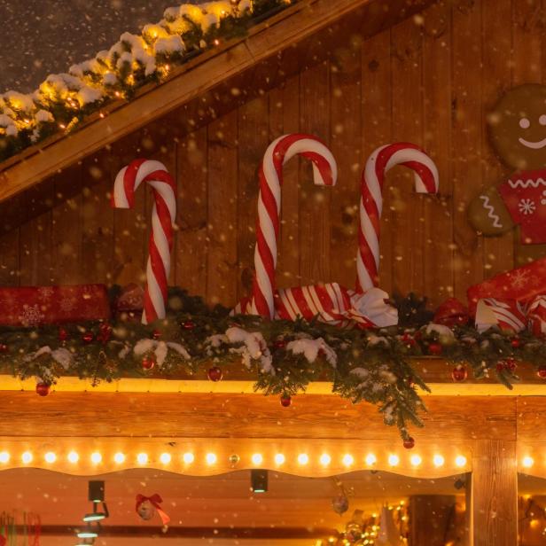 Eine Holzhütte auf einem Christkindlmarkt.