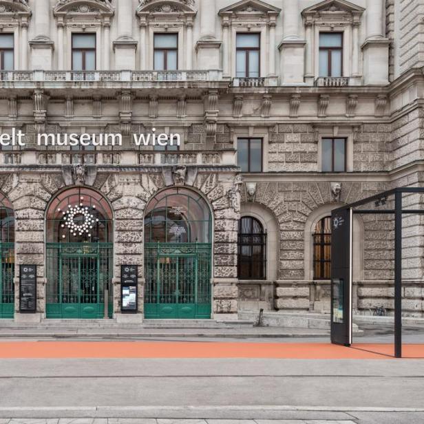 Das Weltmuseum Wien mit einem temporären Ausstellungsraum vor dem Eingang.