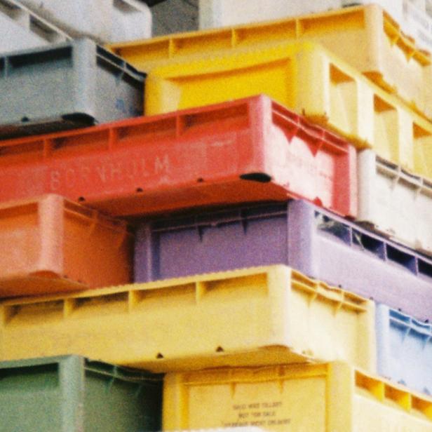 Ein Stapel bunter Kunststoffkisten.