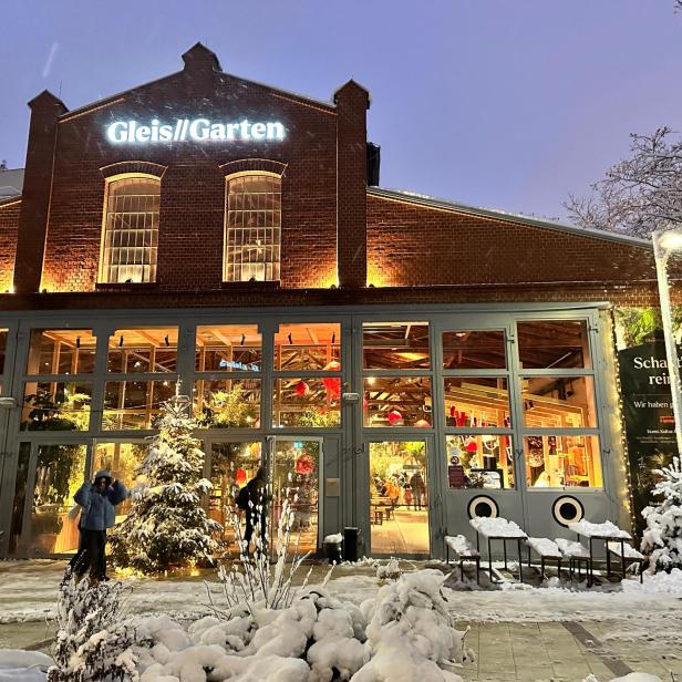 Das Restaurant „Gleis//Garten“ in Berlin im Winter mit Schnee bedeckt.