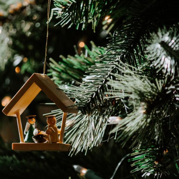 Eine weihnachtliche Krippe am Christbaum.