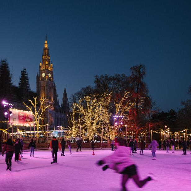 Eislaufplatz vor dem Rathaus.