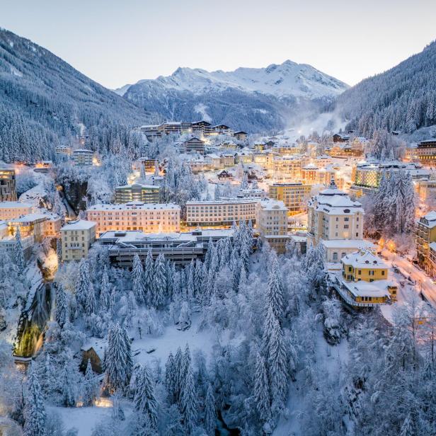 Blick auf Bad Gastein im Winter mit schneebedeckten Bergen im Hintergrund.