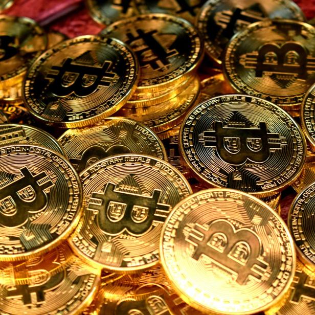 Nahaufnahme von goldenen Bitcoin-Münzen.