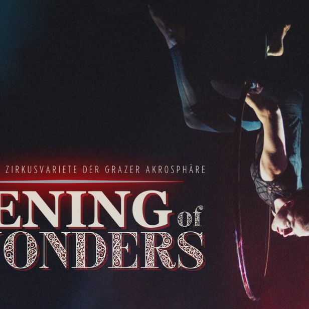 Eine Akrobatin hängt kopfüber an einem Reifen bei der Show „Evening of Wonders“.
