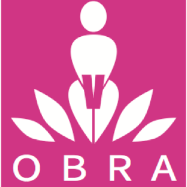 Ein stilisiertes Logo mit einer Figur in einer Lotusblüten-ähnlichen Form vor einem pinkfarbenen Hintergrund.