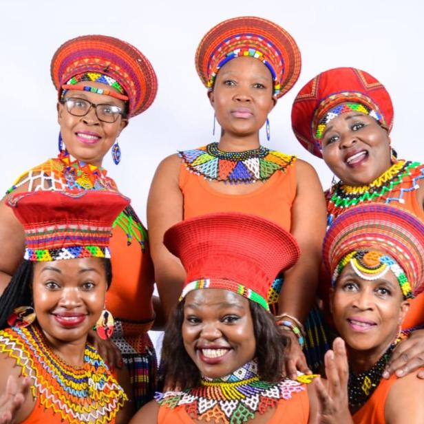 Die Afrika Mamas, eine südafrikanische Gesangsgruppe, posieren in traditioneller Kleidung.