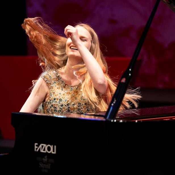 Kristina Miller spielt auf einem Fazioli-Flügel das Stück „An den Mond“.