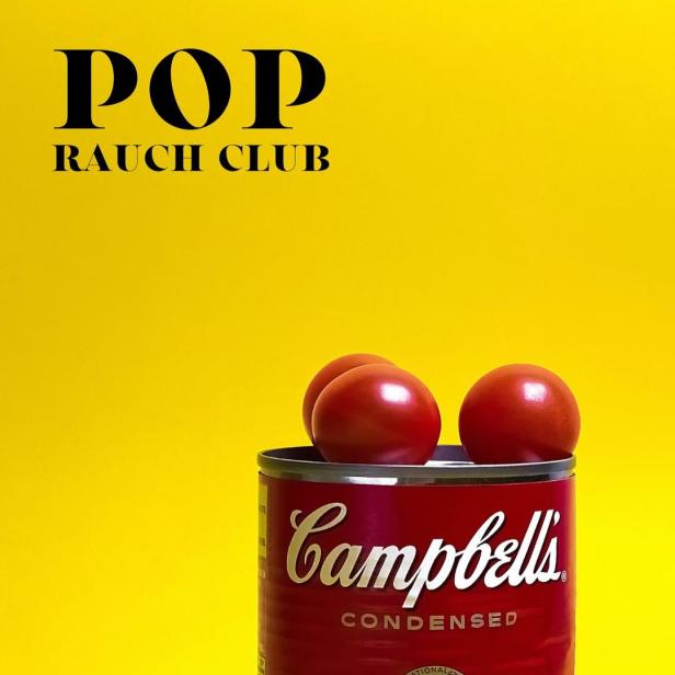 Eine Campbell's-Tomatensuppendose mit drei Tomaten vor einem gelben Hintergrund.
