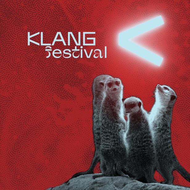 Eine Gruppe Erdmännchen vor einem roten Hintergrund mit dem Schriftzug „Klang Festival“.