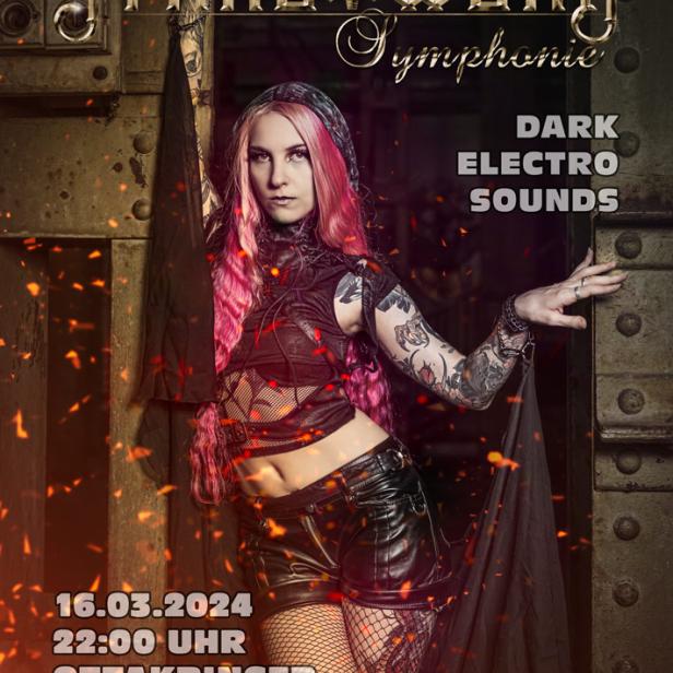 Eine Frau mit pinkfarbenen Haaren posiert vor einem Plakat für „Stahlwerk Symphonie“.