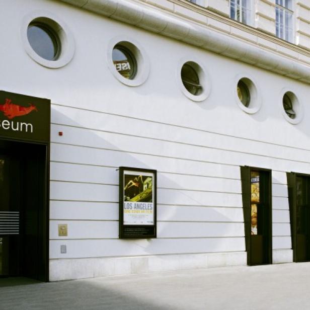 Das Film Museum in Wien mit einem Plakat für den Film „Los Angeles Plays Itself“.