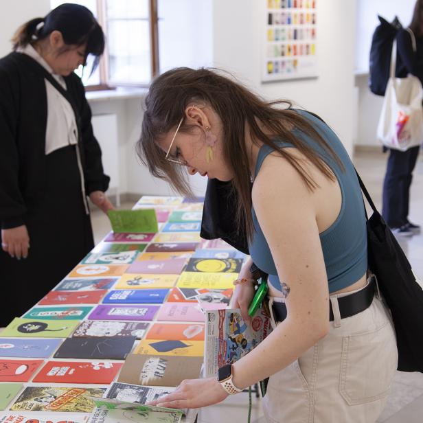 Besucherinnen bei einer Ausstellung.