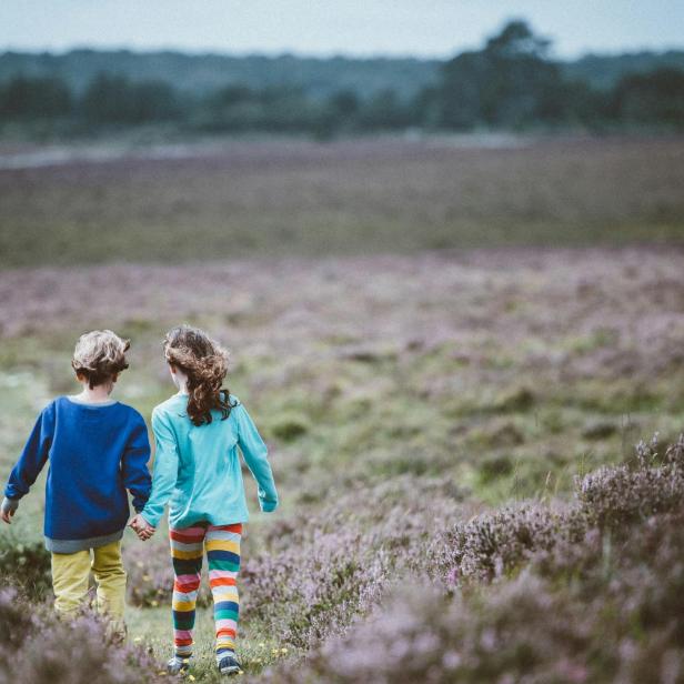 Zwei Kinder beim Spaziergang.