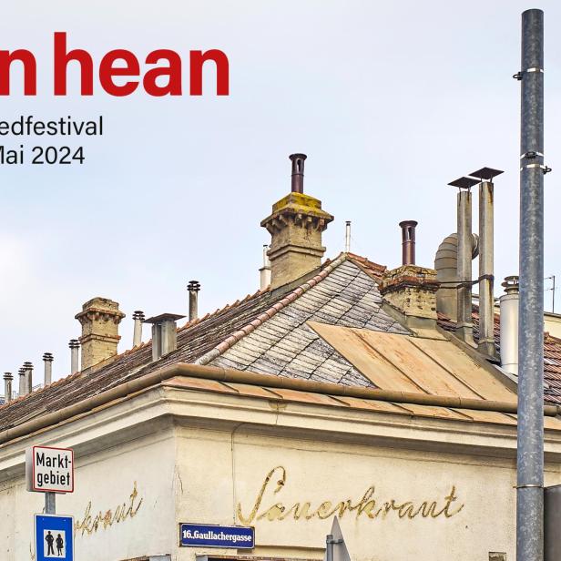 Werbung für das „Wean Hean“ Wienerliedfestival vom 11. April bis 11. Mai 2024 vor einem Gebäude in der Gaullachergasse.