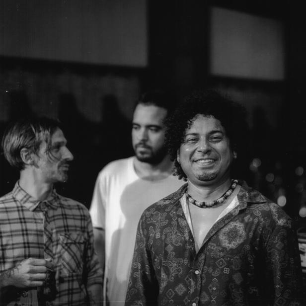 Das Fagner Wesley Trio in einer Schwarzweißaufnahme.