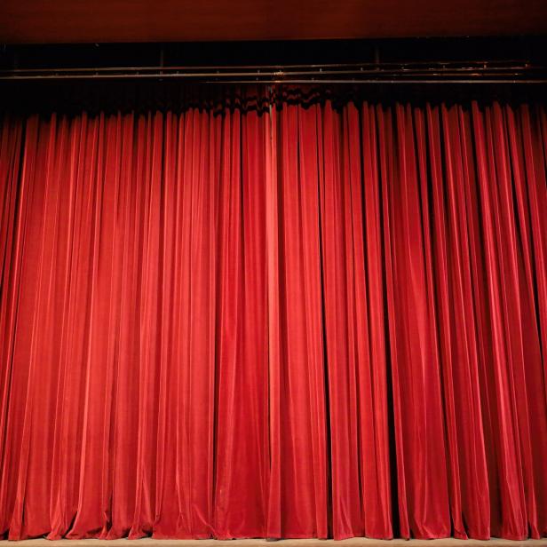 Ein roter Theatervorhang ist geschlossen.