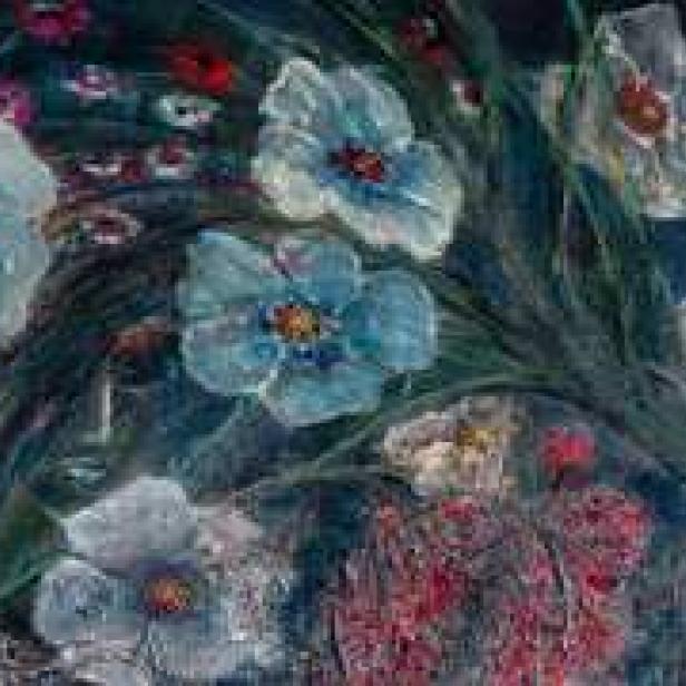 Gemälde mit blauen und weißen Blumen auf dunklem Grund.