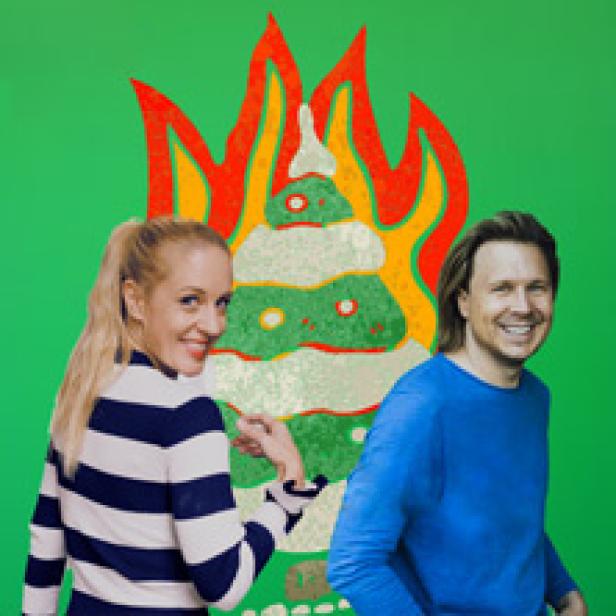 Eine Frau und ein Mann stehen vor einem brennenden Weihnachtsbaum auf grünem Hintergrund.