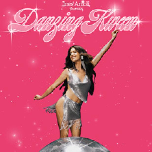 Inés Antoli posiert auf einem Cover für ihre „Dancing Queen“-Tour 2024 vor einem pinkfarbenen Hintergrund.