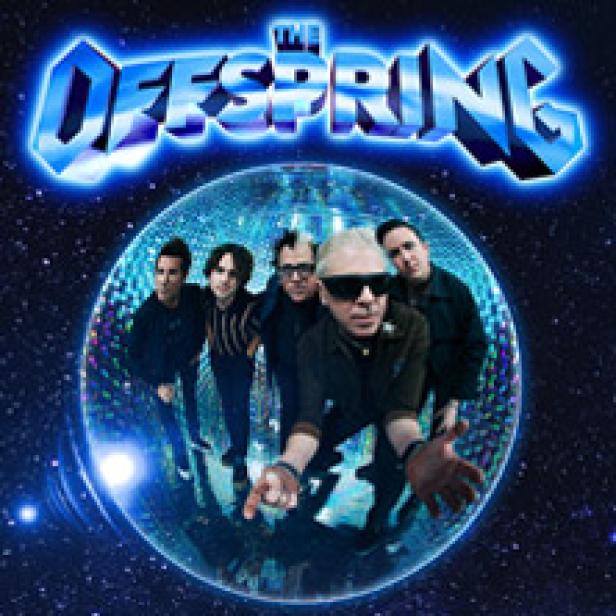 Das Bandfoto von The Offspring vor einer Discokugel und einem Sternenhimmel.