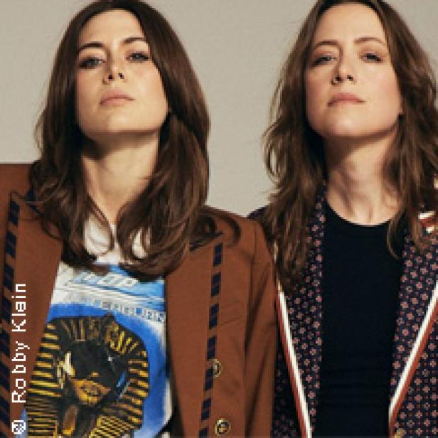 Die Schwestern Este und Danielle Haim posieren für ein Porträt.