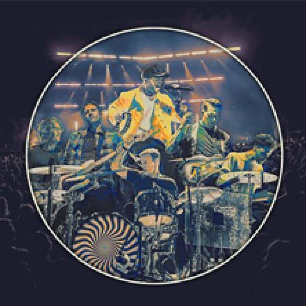 Die Band Twenty One Pilots tritt auf einer Bühne vor einem großen Publikum auf.