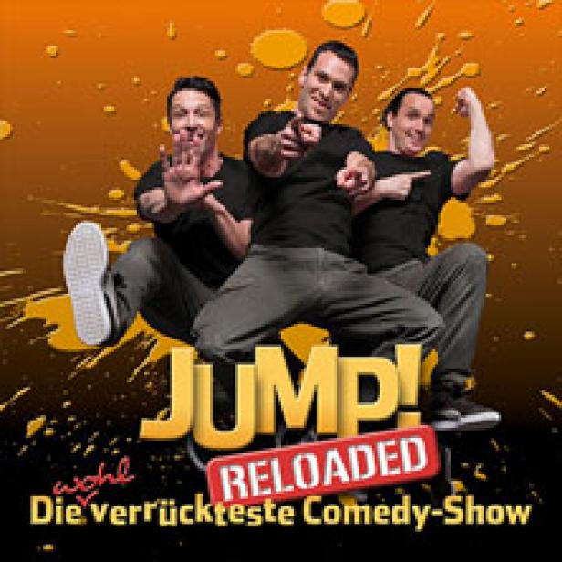 Die Comedy-Gruppe Jump! Reloaded posiert vor einem orangefarbenen Hintergrund.
