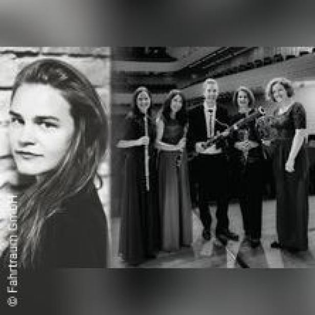 Schwarz-Weiß-Foto einer Frau und eines Ensembles mit Blasinstrumenten.