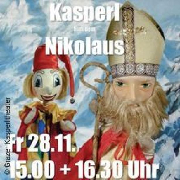Eine Kasperpuppe steht neben einer Nikolauspuppe vor einem verschwommenen Hintergrund.