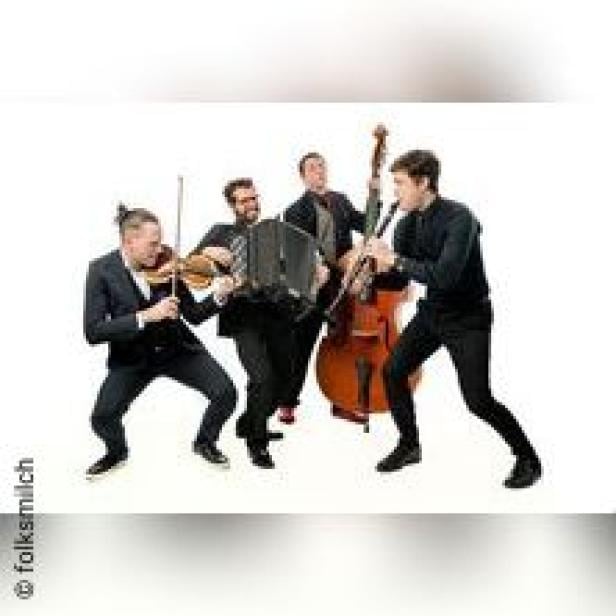 Eine vierköpfige Band spielt auf ihren Instrumenten vor einem weißen Hintergrund.